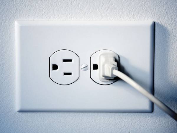 ダイソー「コンセントプラグホルダー」を使うべきこれだけの理由