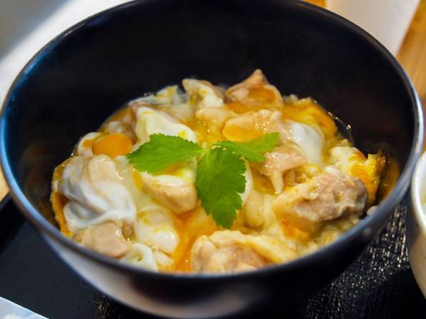 洗い物最小限！　包丁も火も使わない「とろとろ半熟親子丼」の作り方