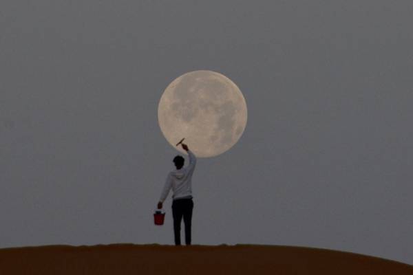 アラブの砂漠で『月と遊ぶ』写真が話題に　「素敵」「風流を感じる」