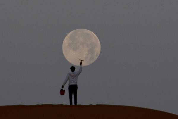 アラブの砂漠で『月と遊ぶ』写真が話題に　「素敵」「風流を感じる」