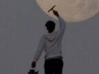 アラブの砂漠で『月と遊ぶ』写真が話題に　「素敵」「風流を感じる」