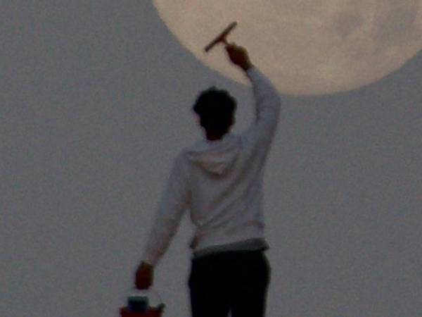 アラブの砂漠で『月と遊ぶ』写真が話題に　「素敵」「風流を感じる」