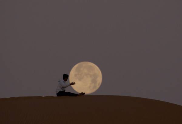 アラブの砂漠で『月と遊ぶ』写真が話題に　「素敵」「風流を感じる」