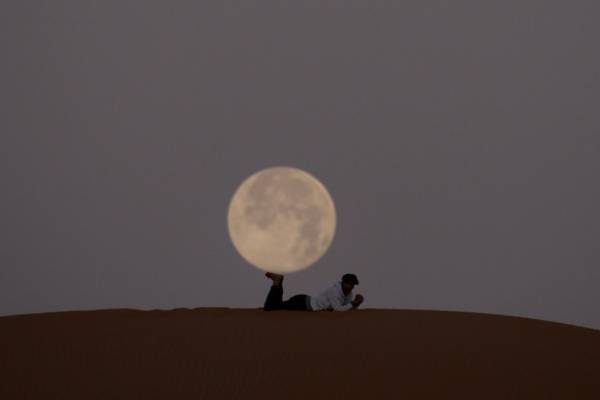 アラブの砂漠で『月と遊ぶ』写真が話題に　「素敵」「風流を感じる」
