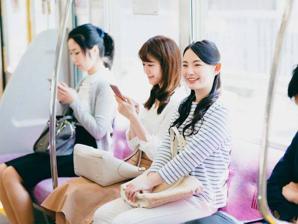 電車の中で子供が水筒をこぼすと…　「大丈夫？」と聞かなかった女性に絶賛の声