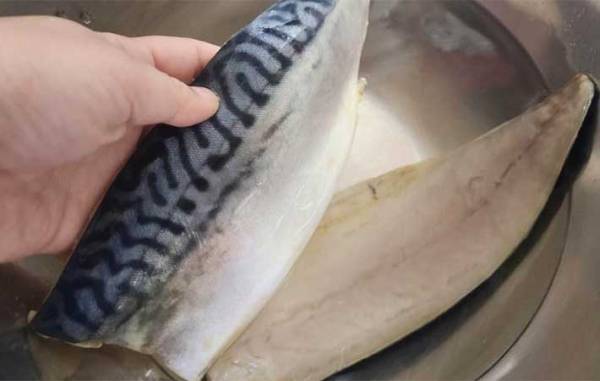 キッチンにある調味料を使うだけ！　青魚の臭いをとる方法に「びっくり」「ためらわず買える」