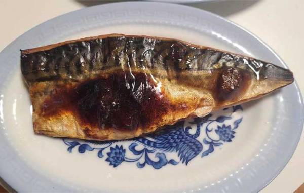 キッチンにある調味料を使うだけ！　青魚の臭いをとる方法に「びっくり」「ためらわず買える」