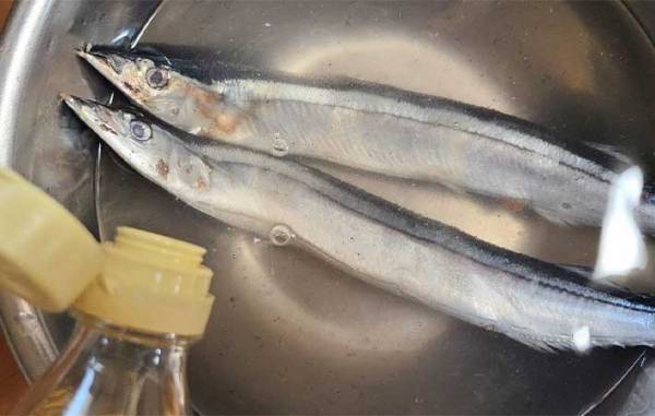 キッチンにある調味料を使うだけ！　青魚の臭いをとる方法に「びっくり」「ためらわず買える」