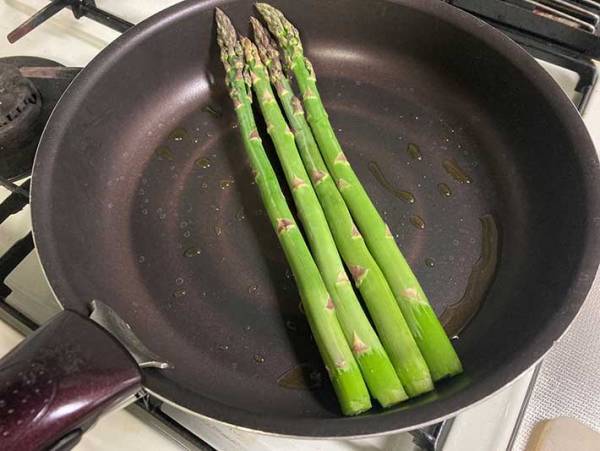 「一番おいしい食べ方」　アスパラガスを単品で焼くと？