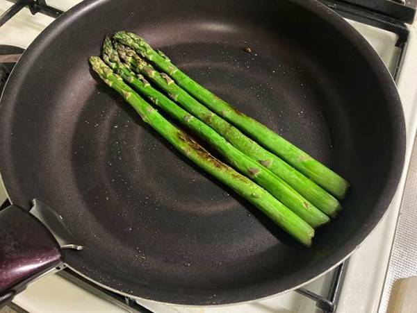 「一番おいしい食べ方」　アスパラガスを単品で焼くと？