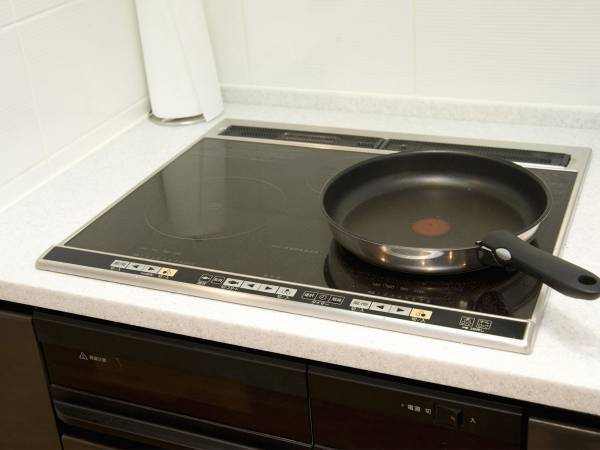 フライパンがIH対応か忘れた！　企業が紹介した方法に「何このライフハック！」