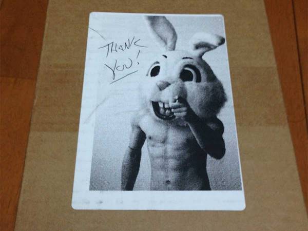 謎の写真と、『THANK YOU』の文字　小包の中に入っていたのは…