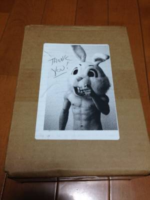 謎の写真と、『THANK YOU』の文字　小包の中に入っていたのは…