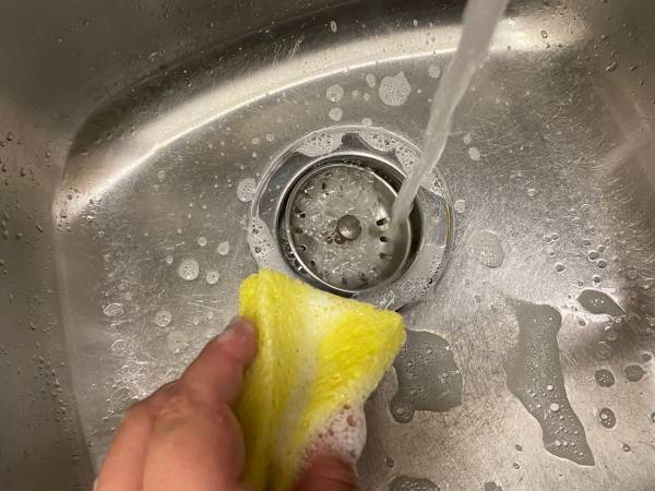 考えたこともなかった…！　ただのお湯と水で雑菌だらけのスポンジを除菌する方法が「便利すぎる」