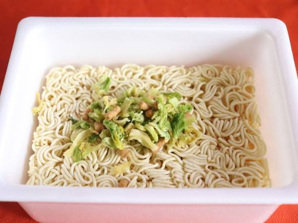 湯切りしても蓋にひっつかない！　カップ焼きそばの「かやくの入れ方」には正解があった