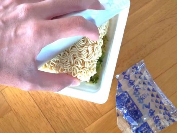 湯切りしても蓋にひっつかない！　カップ焼きそばの「かやくの入れ方」には正解があった