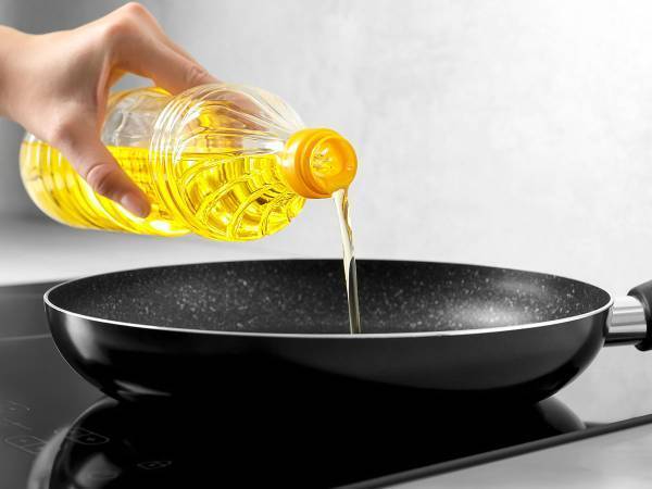 油を入れるタイミングに『ひと手間』　ふっ素樹脂加工のフライパンを長持ちさせるには？