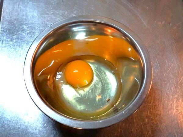 ボウルに落ちた卵の殻を取り出すライフハックに「あの時知ってれば…」「次は絶対やる」