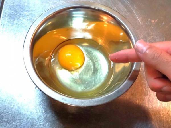 ボウルに落ちた卵の殻を取り出すライフハックに「あの時知ってれば…」「次は絶対やる」