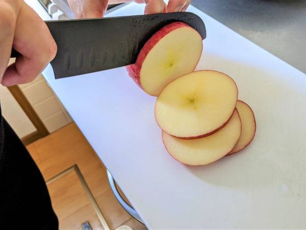 縦に切る時代は終わり！？　斬新なリンゴの切り方に「おーー」「食べやすい」