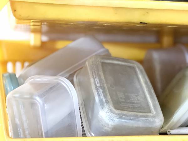 こんなに簡単だったの？　家にある〇〇で、ベタベタ汚れの保存容器を一瞬でピカピカに！