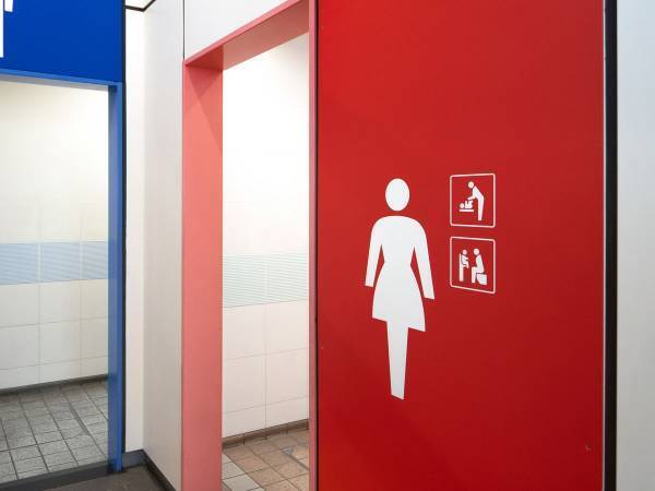 「めっちゃ我慢している人みたい」　松本梨香が見たトイレマークに爆笑