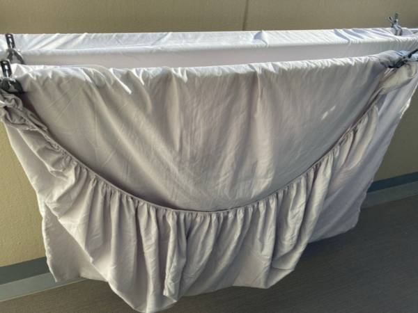 地味にストレスだった…！　ボックスシーツをきれいに畳む方法に「なるほど」「目からウロコ」