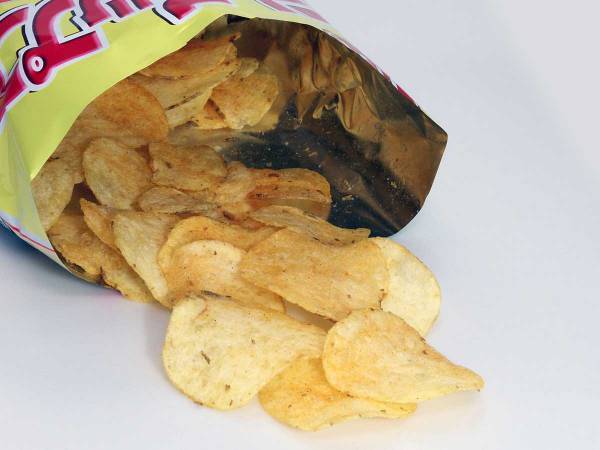 ポテチ袋の口を道具なしで閉じるには？　警視庁の投稿に「コレは役に立つ」「逆さにしてもこぼれない」