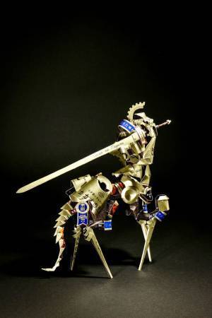 お菓子の空き箱で作品を制作　完成したものに「かっこいい！」「すごすぎ」