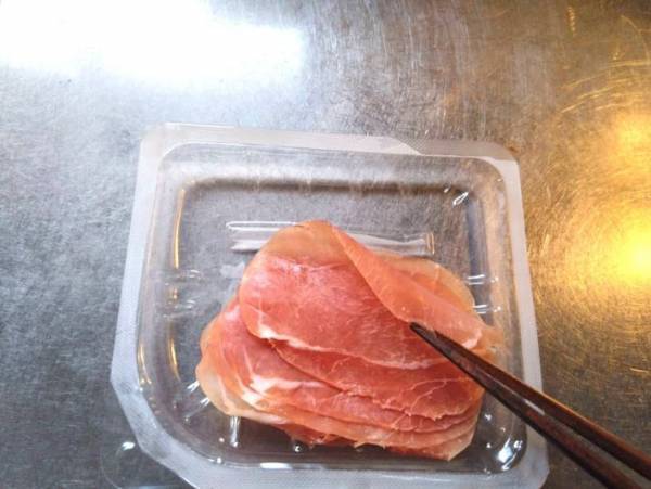 ○○するだけで生ハムがきれいに剥がせる！？　長年の課題解決に「マジでできた」「破れない！」