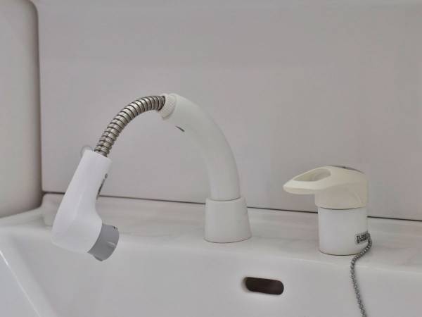 伸びるタイプの蛇口は要注意！　シンク下を換気するべき理由に「知らんかった」「いいこと聞いた」
