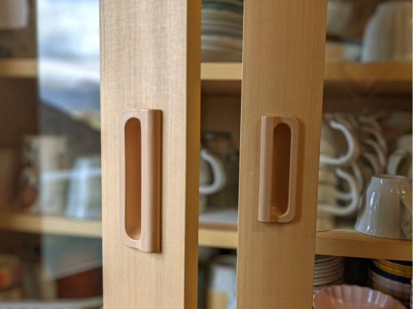 汚れが目立つ食器棚は「アレ」でピカピカになるって知ってた？