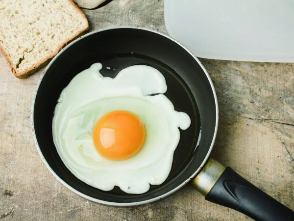 フライパンは使いません！　目玉焼きが超簡単に焼けるアイテムに「絶対買います」「便利すぎ」