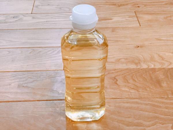 もう焦らなくて大丈夫！　床に油をこぼしてしまった時に一瞬でキレイにする裏技