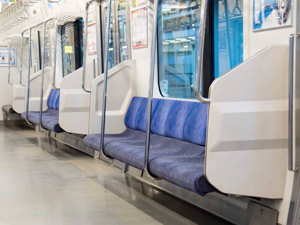 「頻度は？」「タイミングは？」　鉄道会社が教える！電車のシートが『いつもキレイな理由』