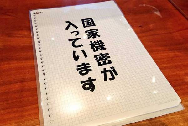 カフェでクリアファイルを使っていると…　隣の客がギョッとした理由とは？