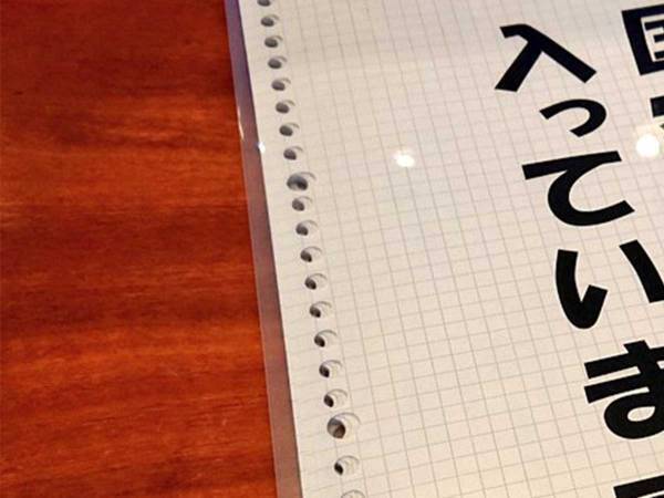 カフェでクリアファイルを使っていると…　隣の客がギョッとした理由とは？