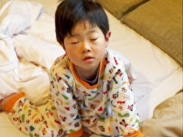 「素敵！」「やってみたい」　旅先の宿で朝起きた息子　まばたきを止めない『理由』を母が聞くと？