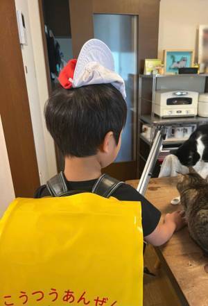 『帽子の正しい被り方』を伝授された小学１年　後ろ姿に「懐かしい」「今もやるのか」