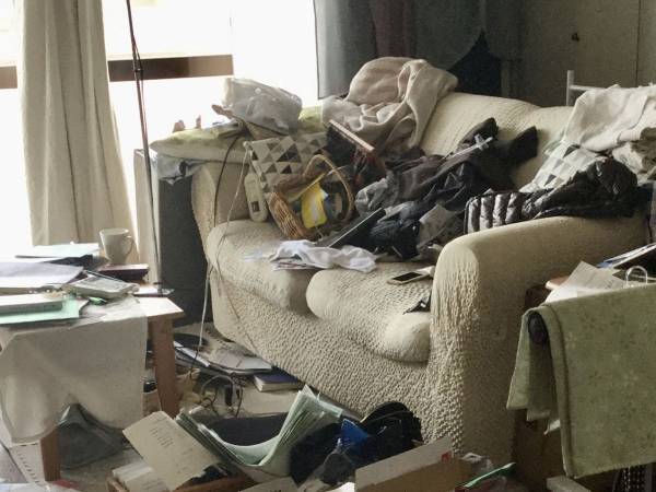 ズボラにリビング模様替え！　ソファの簡単リメイク方法に「いい感じ」「全然違う」