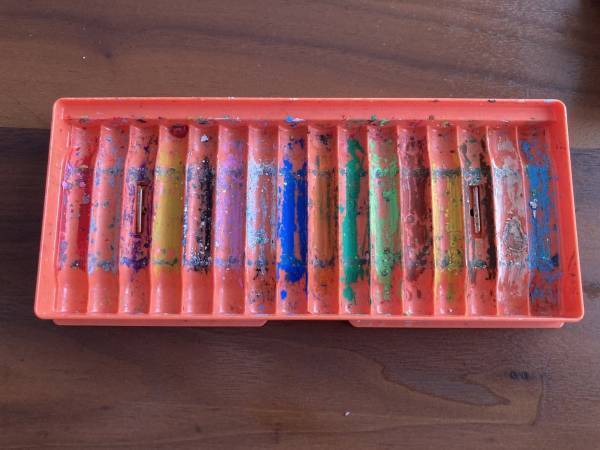 ぐちゃぐちゃクレヨンも瞬間ピカピカに！　アレを使った簡単お手入れ術がすごい