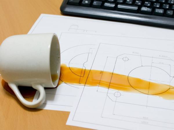 ノートの上にコーヒーをこぼしてしまったら？　企業が紹介した方法に「いいこと知った！」