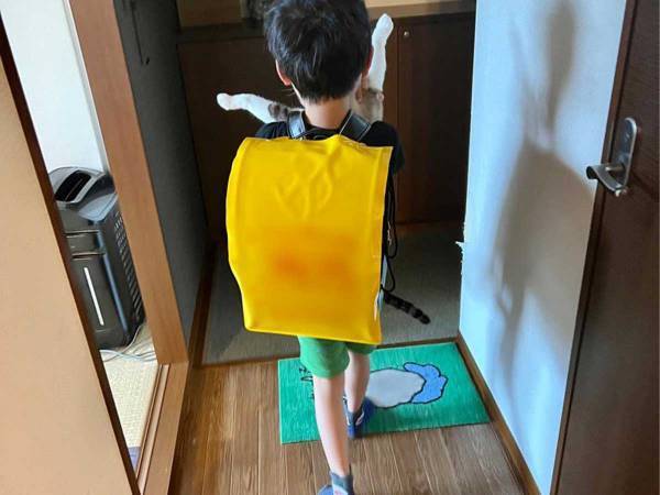 登校前の小学１年生に、ツッコミ続出！　「待て待て待てい」「笑ってしまった」