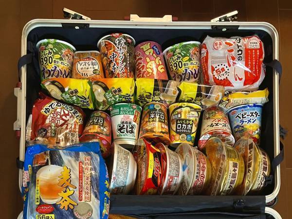 スーツケース１個に詰められた『食料』　職場の人々の土産まで選んだ結果…