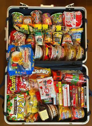 スーツケース１個に詰められた『食料』　職場の人々の土産まで選んだ結果…