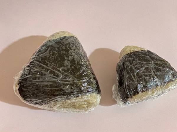 おにぎりの海苔を『パリパリ』にするラップの包み方に「すごい」「これいい」
