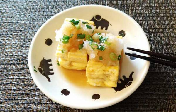 フライパンいらず！　巻かずに『だし巻き卵』を作れるアイテムに「満足！」「おいしくできた」