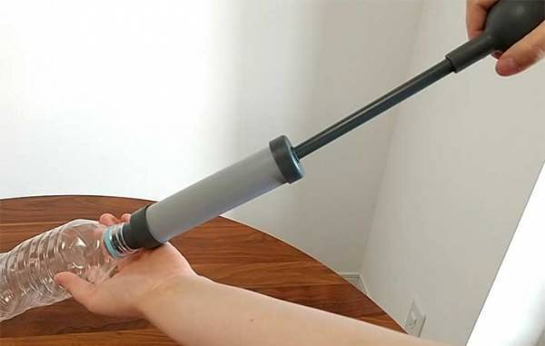 「重宝する」「これはすごい」　硬いペットボトルを一瞬でつぶす『１００均アイテム』に感動