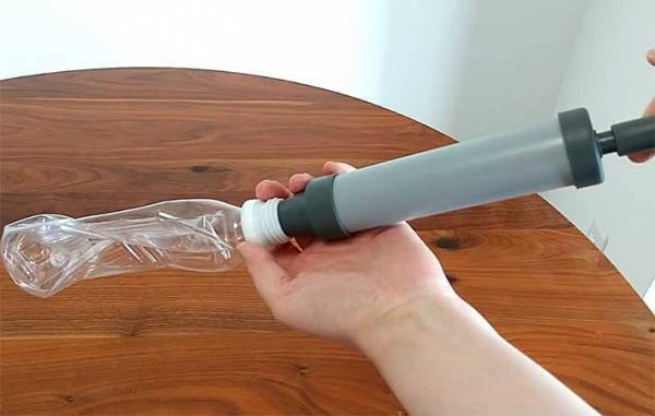「重宝する」「これはすごい」　硬いペットボトルを一瞬でつぶす『１００均アイテム』に感動