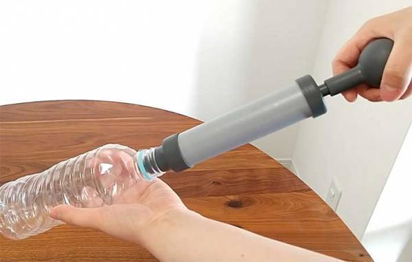 「重宝する」「これはすごい」　硬いペットボトルを一瞬でつぶす『１００均アイテム』に感動